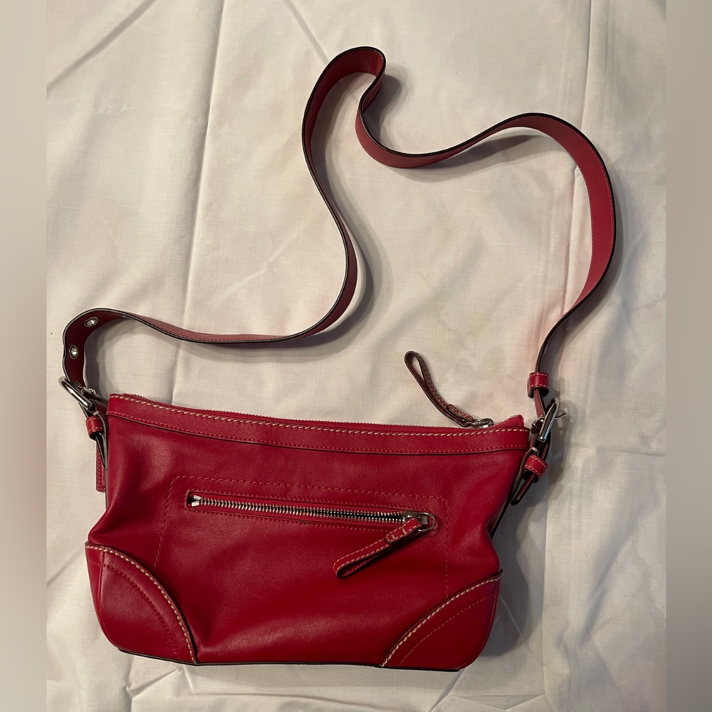 Coach red leather shoulder bag.